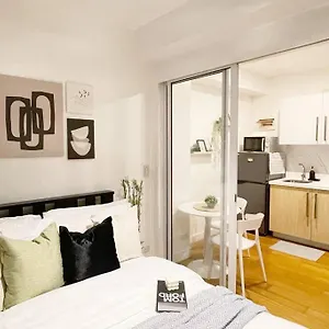 The Serene Escape Rockwell Makati City View 1br Apartment